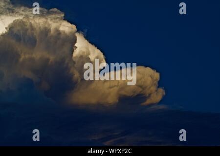 Costruzione di tempesta in luce dal sole al tramonto, Canyon, Texas. Foto Stock