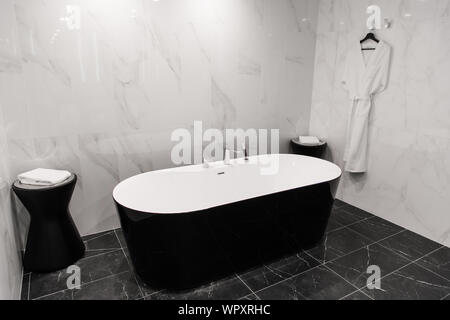 Dark lussuoso bagno interno con arredamento moderno. Foto Stock
