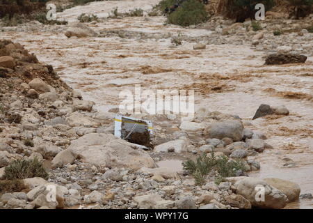 (190909) -- ERRACHIDIA (Marocco), Sett. 9, 2019 (Xinhua) -- parte di un bus rovesciato è visto sul sito di un bus incidente in Errachidia, Marocco, sul Sett. 8, 2019. Il numero di morti di domenica incidente autobus vicino a sud-est della città marocchina di Errachidia è salito a 17, mentre il guidatore si arrese, autorità locali detto lunedì. (Xinhua) Foto Stock