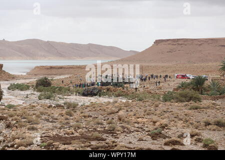 (190909) -- ERRACHIDIA (Marocco), Sett. 9, 2019 (Xinhua) -- le persone a lavorare sul sito di un bus incidente in Errachidia, Marocco, sul Sett. 8, 2019. Il numero di morti di domenica incidente autobus vicino a sud-est della città marocchina di Errachidia è salito a 17, mentre il guidatore si arrese, autorità locali detto lunedì. (Xinhua) Foto Stock