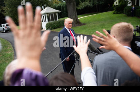 Washington DC, Stati Uniti d'America. Il 9 settembre 2019. Presidente Donald Trump parla ai media come egli si diparte la Casa Bianca per un rally in North Carolina, in Washington, DC il lunedì 9 settembre, 2019. Foto di Kevin Dietsch/UPI Credito: UPI/Alamy Live News Foto Stock