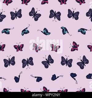 Disegnata a mano multi farfalle colorate su uno sfondo viola chiaro. Illustrazione Vettoriale