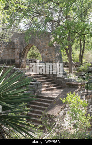 Strutture artificiali che portano a Longhorn Caverns, ora un parco statale nella contea di Burnett nel Texas Hill Country Foto Stock