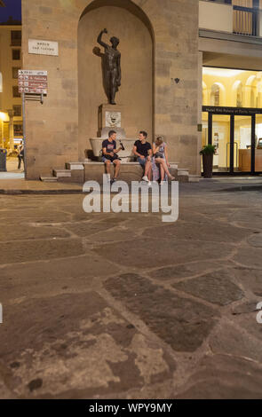 I giovani al di fuori di relax hotel vicino Ponte Vecchio Borgo San Jacopo e Via de Guicciardini, Firenze, Italia Foto Stock