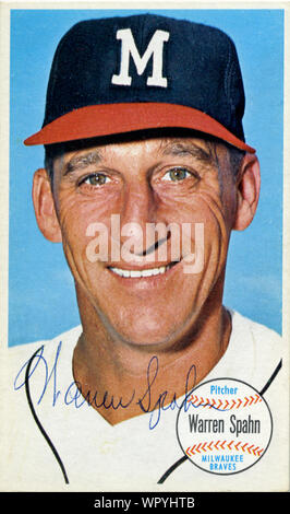 Firmato degli anni sessanta era scheda di baseball della Hall of Fame pitcher Warren Spahn con il Milwaukee Braves. Foto Stock