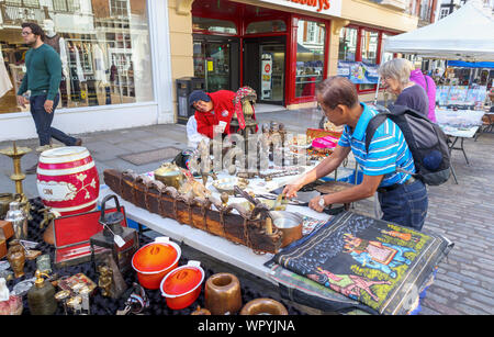 Arte Orientale esposti per la vendita su uno stallo in Guildford Antique & Brocante Street Market, High Street, Guildford, Surrey, Inghilterra sudorientale, REGNO UNITO Foto Stock