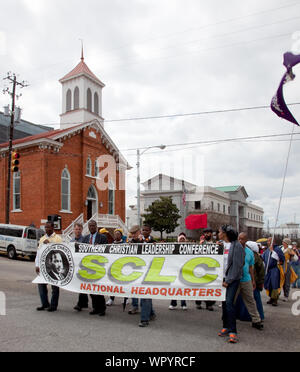 Marzo da Selma a Montgomery ricreando le importanti diritti civili evento accaduto nel 1965, si è conclusa con questa passeggiata fino alla Alabama Capitol a Montgomery e superato da Dexter Avenue Memorial re della Chiesa Battista dove Martin Luther King predicava Foto Stock