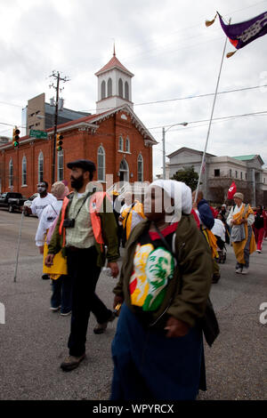 Marzo da Selma a Montgomery ricreando le importanti diritti civili evento accaduto nel 1965, si è conclusa con questa passeggiata fino alla Alabama Capitol a Montgomery e superato da Dexter Avenue Memorial re della Chiesa Battista dove Martin Luther King Jr., predicato Foto Stock