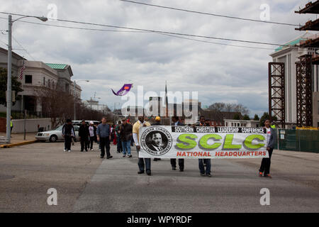 Marzo da Selma a Montgomery ricreando le importanti diritti civili evento accaduto nel 1965, si è conclusa con questa passeggiata fino alla Alabama Capitol a Montgomery e superato da Dexter Avenue Memorial re della Chiesa Battista dove Martin Luther King predicava Foto Stock