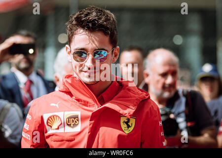 Monza, Italia. 08 Sep, 2019. La Scuderia Ferrari il pilota Monegasco, Charles Leclerc assiste la parata dei piloti davanti al pilota italiano F1 Grand Prix gara presso l'Autodromo Nazionale di Monza. Credito: SOPA Immagini limitata/Alamy Live News Foto Stock