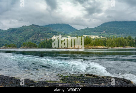 Turbolenti, veloce e pericolose rapide di marea ad alta marea, Roland punto, Skookumchuck si restringe, British Columbia, Canada. Foto Stock