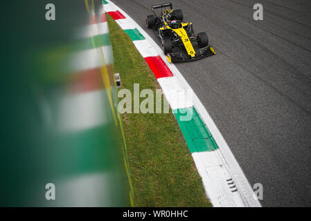 Monza, Italia. 07Th Sep, 2019. Renault Sport F1 Team driver australiano Daniel Ricciardo compete durante la terza sessione di prove libere del Campionato Italiano F1 Grand Prix presso l'Autodromo Nazionale di Monza. Credito: SOPA Immagini limitata/Alamy Live News Foto Stock