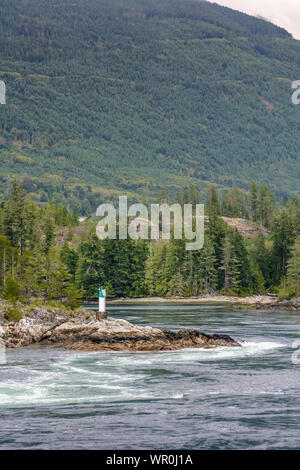 Turbolenti, veloce e pericolose rapide di marea ad alta marea, Punto Nord, Skookumchuck si restringe, British Columbia, Canada. Foto Stock