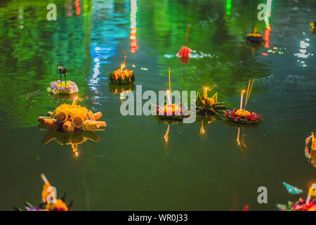 Loy Krathong festival, la gente compra i fiori e candela alla luce e galleggiare su acqua per celebrare il Loy Krathong festival in Thailandia Foto Stock