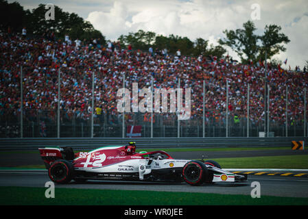 Monza, Italia. 07Th Sep, 2019. Alfa Romeo Racing driver italiano Antonio Giovinazzi compete durante la sessione di qualifiche del Campionato Italiano F1 Grand Prix presso l'Autodromo Nazionale di Monza. Credito: SOPA Immagini limitata/Alamy Live News Foto Stock