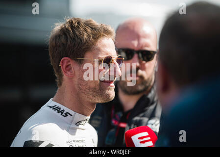 Monza, Italia. 07Th Sep, 2019. Haas F1 del Team pilota francese Romain Grosjean parla ai media dopo la sessione di qualifiche del Campionato Italiano F1 Grand Prix presso l'Autodromo Nazionale di Monza. Credito: SOPA Immagini limitata/Alamy Live News Foto Stock