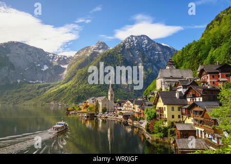 Hallstatt Austria, natura paesaggio di Hallstatt village con il lago e montagna Foto Stock