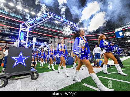 29 AGO 2019: Dallas Cowboys Cheerleaders eseguire durante un'NFL preseason game tra il Tampa Bay Buccaneers e Dallas Cowboys di AT&T Stadium di Arlington, TX Tampa Bay sconfitto Dallas 17-15 Albert Pena/CSM Foto Stock