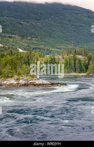 Turbolenti, veloce e pericolose rapide di marea ad alta marea, Punto Nord, Skookumchuck si restringe, British Columbia, Canada. Foto Stock