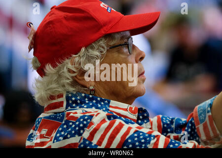 Fayetteville, Stati Uniti. 09Sep, 2019. Un sostenitore attende Presidente Trump durante la maga nel rally di Fayetteville. Credito: SOPA Immagini limitata/Alamy Live News Foto Stock