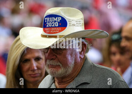 Fayetteville, Stati Uniti. 09Sep, 2019. Un sostenitore attende Presidente Trump durante la maga nel rally di Fayetteville. Credito: SOPA Immagini limitata/Alamy Live News Foto Stock