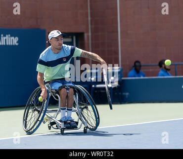 New York, NY - 8 Settembre 2019: Andy Lapthorne (Gran Bretagna) in azione durante la sedia a rotelle quad singles match finale a US Open contro Dylan Alcott (Australia) a Billie Jean King National Tennis Center Foto Stock