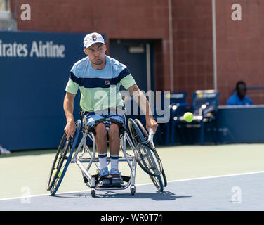 New York, NY - 8 Settembre 2019: Andy Lapthorne (Gran Bretagna) in azione durante la sedia a rotelle quad singles match finale a US Open contro Dylan Alcott (Australia) a Billie Jean King National Tennis Center Foto Stock