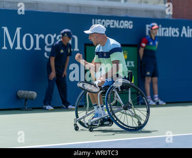 New York, NY - 8 Settembre 2019: Andy Lapthorne (Gran Bretagna) in azione durante la sedia a rotelle quad singles match finale a US Open contro Dylan Alcott (Australia) a Billie Jean King National Tennis Center Foto Stock