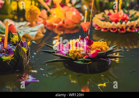 Loy Krathong festival, la gente compra i fiori e candela alla luce e galleggiare su acqua per celebrare il Loy Krathong festival in Thailandia Foto Stock