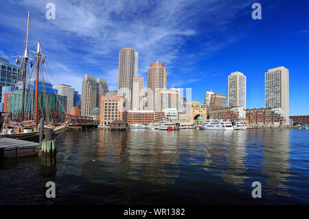 Skyline di Boston con grattacieli riflessioni sull'oceano, Massachusetts, STATI UNITI D'AMERICA Foto Stock