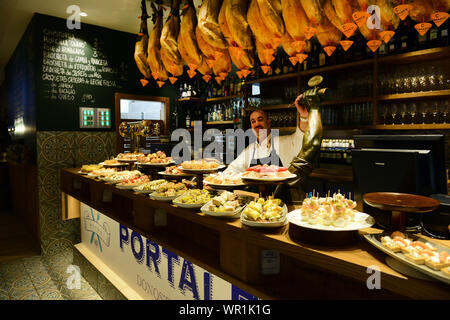 Pintxos servita sulla barra di un popolare bar pintxo a San Sebastian, Paesi Baschi, Spagna. Foto Stock