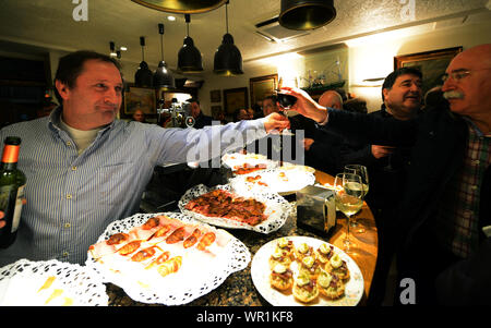 Pintxos servita sulla barra di un popolare bar pintxo a San Sebastian, Paesi Baschi, Spagna. Foto Stock