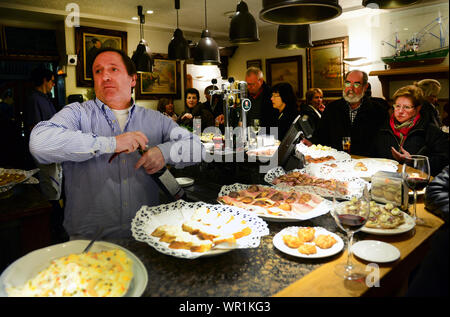 Pintxos servita sulla barra di un popolare bar pintxo a San Sebastian, Paesi Baschi, Spagna. Foto Stock