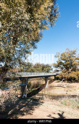 Ponte pedonale oltre il Fiume buccia d'inverno,Tamworth Australia. Foto Stock