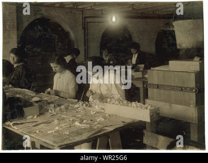 Maria Donahue, 15 anni (sulla destra della foto), curling petali al Boston alimentazione floreali Co., 347-357 Cambridge Street. Ha detto di essere l'unica fabbrica di fiori in Massachusetts. Pauline Steele, 15 anni su Maria è di destra) rende i garofani. Beatrice Sicco, 15 anni (sul lato sinistro della foto), il curling. Abstract: Fotografie dal record della Nazionale di Lavoro Minorile Comitato (USA) Foto Stock