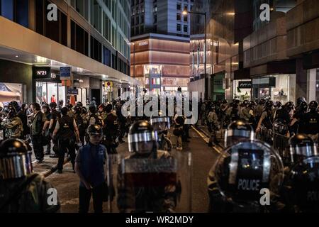 Hong Kong, Cina. 08 Sep, 2019. La polizia antisommossa durante le dimostrazioni.Dopo 14 settimane di proteste, manifestazioni hanno continuato attraverso Hong Kong nonostante il ritiro dal Chief Executive, Carrie Lam di una controversa legge in materia di estradizione. La protesta continua a prendere le strade come manifestanti esige il governo della città a partecipare alle loro richieste, compreso un inchiesta indipendente sulla polizia brutalità, la ritrazione della parola "riot' per descrivere le manifestazioni, e il diritto per la gente di Hong Kong a votare per i loro propri leader. Credito: SOPA Immagini limitata/Alamy Live News Foto Stock