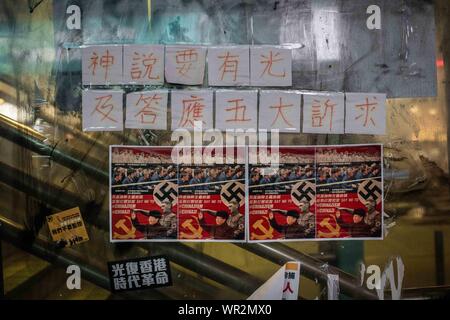 Hong Kong, Cina. 08 Sep, 2019. Cartelli contro la Cina a Hennessy Road durante le dimostrazioni.Dopo 14 settimane di proteste, manifestazioni hanno continuato attraverso Hong Kong nonostante il ritiro dal Chief Executive, Carrie Lam di una controversa legge in materia di estradizione. La protesta continua a prendere le strade come manifestanti esige il governo della città a partecipare alle loro richieste, compreso un inchiesta indipendente sulla polizia brutalità, la ritrazione della parola "riot' per descrivere le manifestazioni, e il diritto per la gente di Hong Kong a votare per i loro propri leader. Credito: SOPA Immagini limitata/Alamy Live News Foto Stock