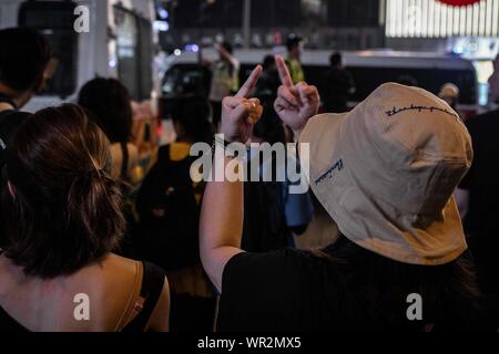 Hong Kong, Cina. 08 Sep, 2019. Protester gesti durante le dimostrazioni.Dopo 14 settimane di proteste, manifestazioni hanno continuato attraverso Hong Kong nonostante il ritiro dal Chief Executive, Carrie Lam di una controversa legge in materia di estradizione. La protesta continua a prendere le strade come manifestanti esige il governo della città a partecipare alle loro richieste, compreso un inchiesta indipendente sulla polizia brutalità, la ritrazione della parola "riot' per descrivere le manifestazioni, e il diritto per la gente di Hong Kong a votare per i loro propri leader. Credito: SOPA Immagini limitata/Alamy Live News Foto Stock