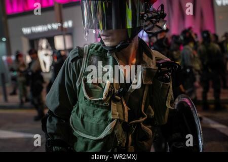 Hong Kong, Cina. 08 Sep, 2019. Sommossa agente di polizia durante le manifestazioni.Dopo 14 settimane di proteste, manifestazioni hanno continuato attraverso Hong Kong nonostante il ritiro dal Chief Executive, Carrie Lam di una controversa legge in materia di estradizione. La protesta continua a prendere le strade come manifestanti esige il governo della città a partecipare alle loro richieste, compreso un inchiesta indipendente sulla polizia brutalità, la ritrazione della parola "riot' per descrivere le manifestazioni, e il diritto per la gente di Hong Kong a votare per i loro propri leader. Credito: SOPA Immagini limitata/Alamy Live News Foto Stock