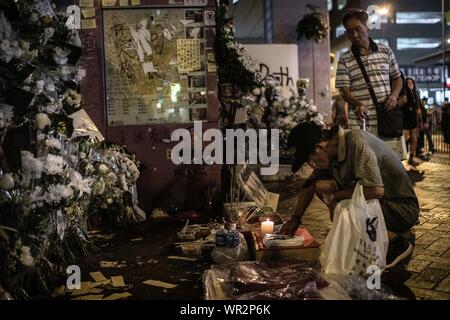 Anziani vicini di Mong Kok area in ingresso al Prince Edward MTR durante le proteste.Dopo 14 settimane di proteste, manifestazioni hanno continuato attraverso Hong Kong nonostante il ritiro dal Chief Executive, Carrie Lam di una controversa legge in materia di estradizione. La protesta continua a prendere le strade come manifestanti esige il governo della città a partecipare alle loro richieste, compreso un inchiesta indipendente sulla polizia brutalità, la ritrazione della parola "riot' per descrivere le manifestazioni, e il diritto per la gente di Hong Kong a votare per i loro propri leader. Foto Stock