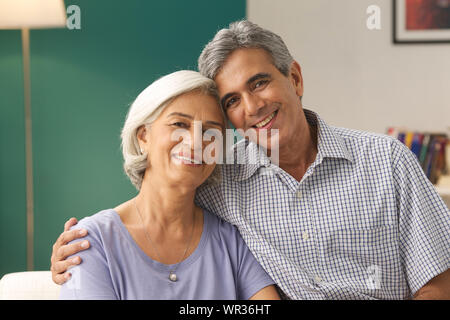 Coppia senior romancing a casa Foto Stock
