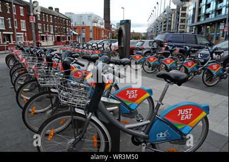 Una fila di solo mangiare sponsorizzato biciclette a Dublino in un dock di bici a Dublino, Irlanda Foto Stock