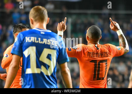 Tallinn, Estonia. 9 Sep, 2019. Memphis Depay (R) dei Paesi Bassi celebra il punteggio durante UEFA EURO 2020 Qualifica Round Group C match tra Estonia e Paesi Bassi a Tallinn, Estonia, Sett. 9, 2019. Credito: Sergei Stepanov/Xinhua/Alamy Live News Foto Stock