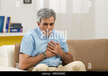 L'uomo anziano che soffrono di dolore al petto Foto Stock