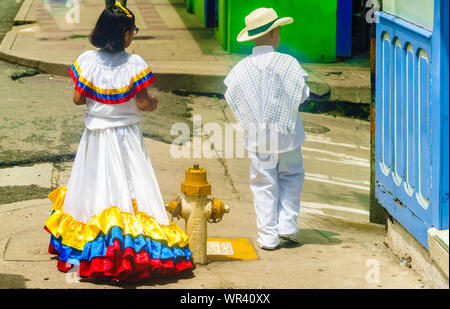 I bambini vestiti con il tradizionale costume colombiano nel Salento, Colombia Foto Stock