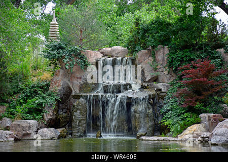 Cascata dalla Sasebo giardino giapponese in Albuquerque, Nuovo Messico Foto Stock