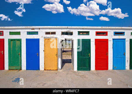 Jadrija spiaggia cabine colorate vista, destinazione turistica dell'arcipelago di Sibenik di Croazia Foto Stock