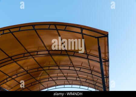 Carport di plastica. brown tetto trasparente in policarbonato con strutture in metallo Foto Stock