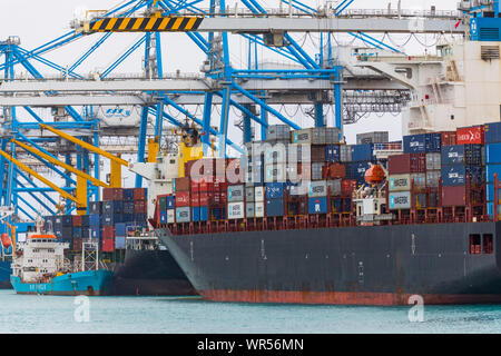 Impianti portuali, Malta Freeport, vicino a Birzebugga, nella Baia di Marsaxlokk, terminale per container Foto Stock