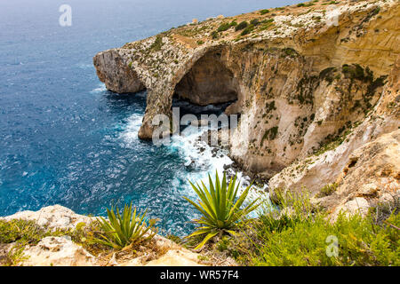 Costa Sud di Malta, ripida costa, Blue Grotto, nei pressi di Zurrieq, Foto Stock